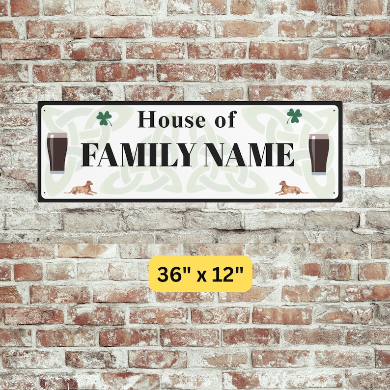 Peut inclure: Panneau rectangulaire en m&eacute;tal avec le texte "House of FAMILY NAME" en noir. Le panneau pr&eacute;sente deux verres &agrave; bi&egrave;re fonc&eacute;e, deux illustrations de chiens et des tr&egrave;fles. Le panneau mesure 91 cm x 30 cm.