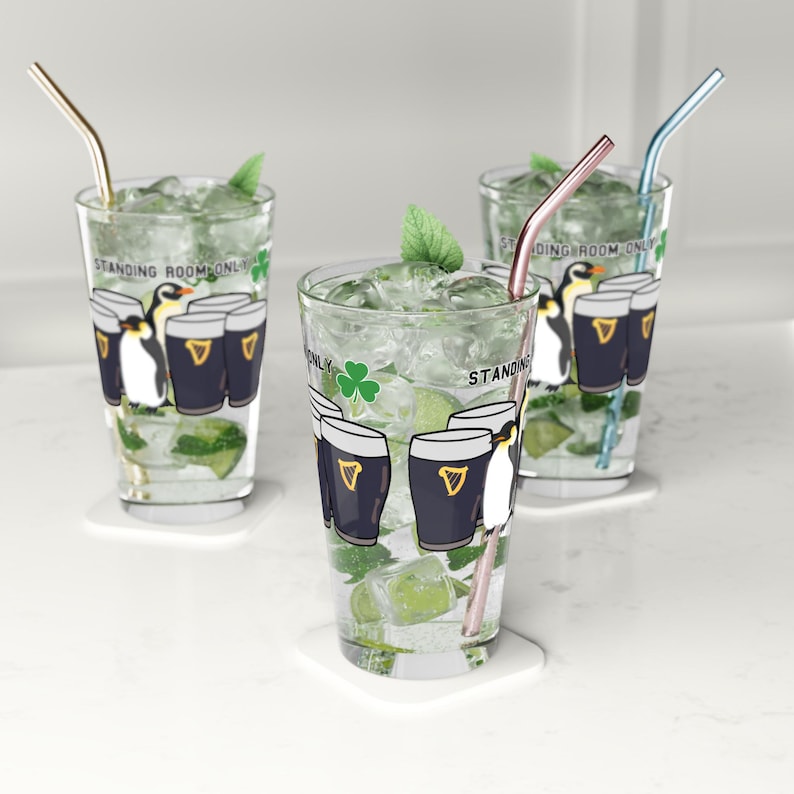 Pingwin z kuflem piwa | Kufel do piwa Guinness na Dzień Świętego Patryka zdjęcie 6