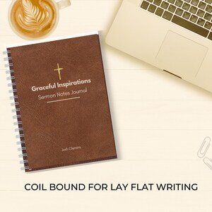 Puede incluir: Un diario de cuero marrón con una cruz dorada y el texto "Graceful Inspirations Sermon Notes Journal" y "Josh Clemins". El diario está encuadernado en espiral y se abre plano para escribir.