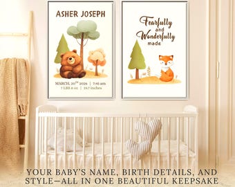 Op de afbeelding: Twee ingelijste kunstprints voor de kinderkamer. Eén toont een beer, bomen en de geboortegegevens van de baby: naam, datum, tijd, gewicht (3,57 kg) en lengte (50 cm). De andere print zegt "Fearfully and Wonderfully made" met een vos en een boom.