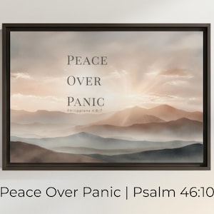 以下が含まれることがあります： 「PEACE OVER PANIC」の文字がセリフ体で書かれた額装アート。茶色と青色のグラデーションの山々が描かれた風景画です。「Philippians 4:6-7」の文字が下にあります。フレームの下部には「Peace Over Panic | Psalm 46:10」と書かれています。