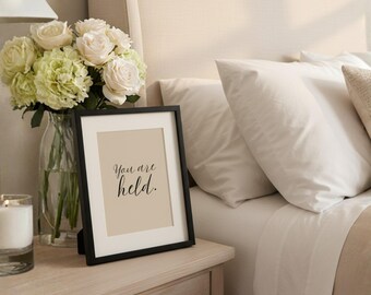 You Are Held Druckbare Kunst, Minimalistische Affirmation Print, Neutral Ruhe Zitat Kunst, Schlafzimmer-Kinderzimmer-Dekor, Instant Download