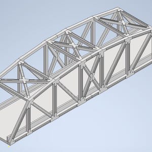 Może przedstawiać: Biały metalowy model mostu kratowego. Most ma zakrzywiony wierzchołek i płaskie dno. Most jest wykonany z wielu małych metalowych elementów połączonych ze sobą.