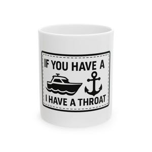 Può includere: Tazza in ceramica bianca con grafica in bianco e nero. La grafica presenta una barca, un'ancora e il testo "IF YOU HAVE A BOAT I HAVE A THROAT" in una cornice rettangolare.