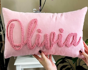 Personalisiertes Namenskissen | Rosa Punch Needle Besticktes Kissen – Handgemachte Dekoration fürs Kinderzimmer oder Zuhause