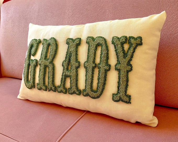 Benutzerdefiniertes Monogramm Namenskissen Maggie - Punch Needle besticktes Kissen, personalisiertes Kinderzimmer oder Kinderzimmer Dekor Geschenkidee