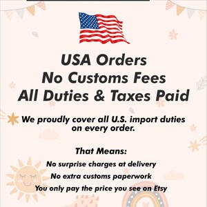 Puede incluir: Gr&aacute;fico promocional con el texto "USA Orders, No Customs Fees, All Duties & Taxes Paid." Presenta una bandera estadounidense ondeando e indica que todos los derechos de importaci&oacute;n de EE. UU. est&aacute;n cubiertos, sin cargos sorpresa ni papeleo adicional.