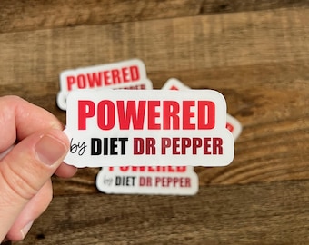 Vinylsticker met de tekst "Powered By Diet Dr Pepper"