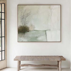Peut inclure: Un grand tableau abstrait encadré, aux tons verts et blancs, est suspendu au-dessus d'un banc en bois rustique. L'œuvre présente un motif inspiré du paysage avec des coups de pinceau doux et des dessins au trait délicats. Le banc a un dessus tissé et des pieds en bois naturel, créant une esthétique minimaliste.