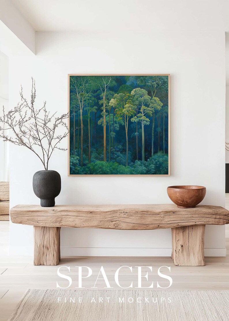 Puede incluir: Una pintura enmarcada que representa una escena de bosque con &aacute;rboles altos y delgados en tonos verdes y azules. La pintura est&aacute; colgada en una pared blanca sobre un banco de madera con un cuenco en la parte superior.