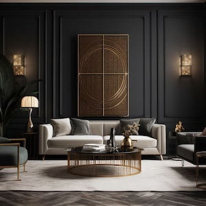 Könnte beinhalten: Ein Wohnzimmer-Interieur mit einem weißen Sofa, zwei schwarzen Sesseln, einem goldenen Couchtisch und einem goldenen gerahmten Kunstwerk mit einem kreisförmigen Design. Der Raum hat dunkle Wände und ein großes Fenster mit braunen Vorhängen.