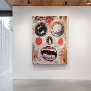 Può includere: Grande dipinto astratto con un design a forma di volto. L'opera presenta grandi occhi neri e bianchi, guance rosse e una bocca aperta con denti bianchi. Lo sfondo è un mix di bianco, arancione e marrone.