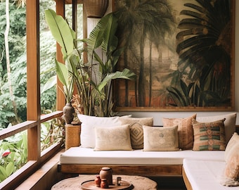 Puede incluir: Un sofá blanco con almohadas se encuentra en una habitación con grandes ventanas y una impresión tropical en la pared. Una mesa de café de madera con una parte superior redonda se encuentra frente al sofá. Hay cuatro pequeños frascos en la mesa.