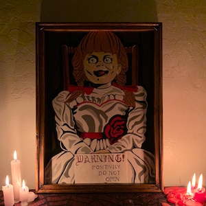 Annabelle in ihrer Vitrine