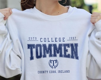 Sudadera con cuello redondo de Tommen / Sudadera universitaria inspirada en Boys of Tommen / Fans de Joey Lynch / Fans de Binding 13 / Sudadera con cuello redondo de Kavanagh 13 / Regalo para un lector de libros
