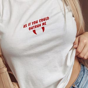 Koszulka „As If You Could Outrun Me Baby” | Modna krótka koszulka w stylu Y2K | Koszulka inspirowana Zmierzchem w stylu lat 90. | Koszulka retro z krótkim rękawem