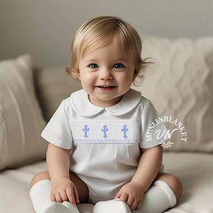Junge Weiß Gesmokt Kreuz Romper Bubble Blaue Kreuze | Handarbeit| Taufe, Taufe, Baby Boy| Erbstück Kleid | Blumenmädchen | Bischof Stil