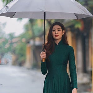 Conjunto de Ao Dai con bordado floral verde esmeralda de seda, Ao Dai vietnamita moderno y encantador, sesión de fotos familiar para el Tet del Ao Dai de la novia del Año Nuevo Lunar.