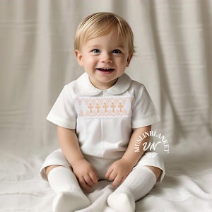 Junge weiß gesmokt Gold Kreuze Romper Bubble, Handgemachte Shortall | Taufe, Taufe Baby Jungen Outfit Erbstück Kleinkind Junge Bischof Stil