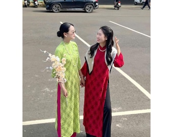 Vloeiende rode zijdeachtige Ao Dai-set, gemoderniseerde Vietnamese Ao Dai, maannieuwjaar, Ao Dai Tet, familie-fotoshoot, bijpassende traditionele Ao Dai