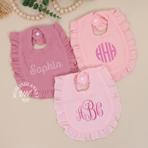 パーソナライズされた女の子のベビービブ、刺繍入りベビービブ、モノグラム入り女の子のベビービブ、カスタム女の子のベビービブ、女の子のベビーギフト、ベビーシャワーギフト、フリルビブ