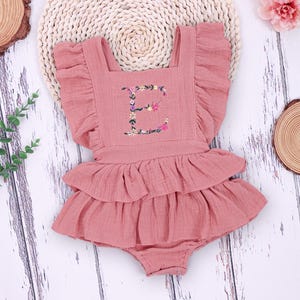 Pelele de muselina con bordado rosa empolvado y mangas con volantes, mono para bebé recién nacido con letras florales, conjunto de lino personalizado para verano y primavera.