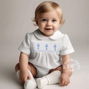 Junge Weiß Gesmokt Kreuz Romper Bubble Blaue Kreuze | Handarbeit| Taufe, Taufe, Baby Boy| Erbstück Kleid | Blumenmädchen | Bischof Stil