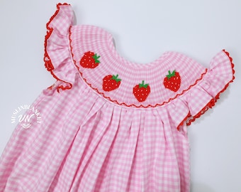 Geburtstags-Erdbeer-Strampler-Bubble, gesmokter Strampler, Beere erster Geburtstag, süßer Strampler, Erdbeer-Thema, rosa Gingham, Sommer-Outfit