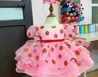 Beere ersten Geburtstag Kleid mit Puffärmel, personalisierte Mädchen Erdbeere Kleidung Set, Sweet One Baby Outfit, Baby Geschenk, Kuchen Smash Fotoshooting