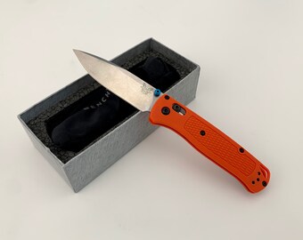 BM 535 Bugout AXIS Klappmesser 8,5 cm S30V Satin Glatte Klinge, Rot