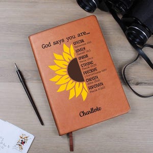 Dio dice che sei un diario in pelle personalizzato con girasole, diario con versi della Bibbia, regali per donne cristiane, diario di preghiera, diario devozionale immagine 9