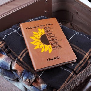 Dio dice che sei un diario in pelle personalizzato con girasole, diario con versi della Bibbia, regali per donne cristiane, diario di preghiera, diario devozionale immagine 3