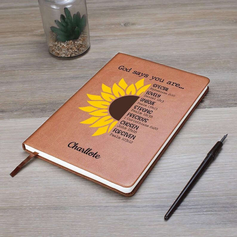 Dio dice che sei un diario in pelle personalizzato con girasole, diario con versi della Bibbia, regali per donne cristiane, diario di preghiera, diario devozionale immagine 7