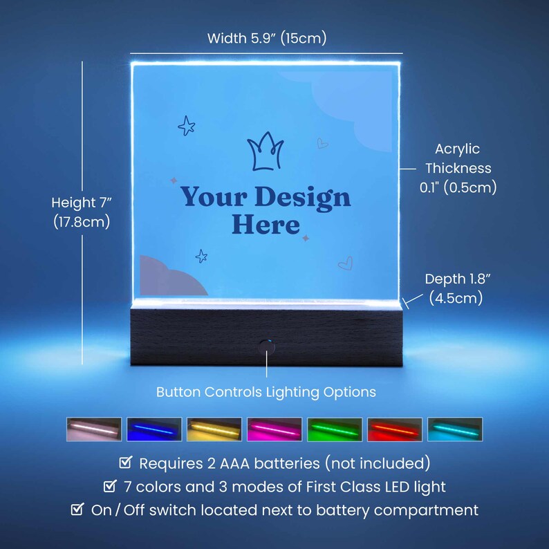 Op de afbeelding: Aanpasbare LED-lamp met een rechthoekig acryl paneel, 17,8 cm hoog, 15 cm breed en 4,5 cm diep. Het paneel toont "Your Design Here" en heeft een houten basis met knoppen voor de verlichtingsopties. Het biedt 7 kleuren en 3 modi van LED-licht.