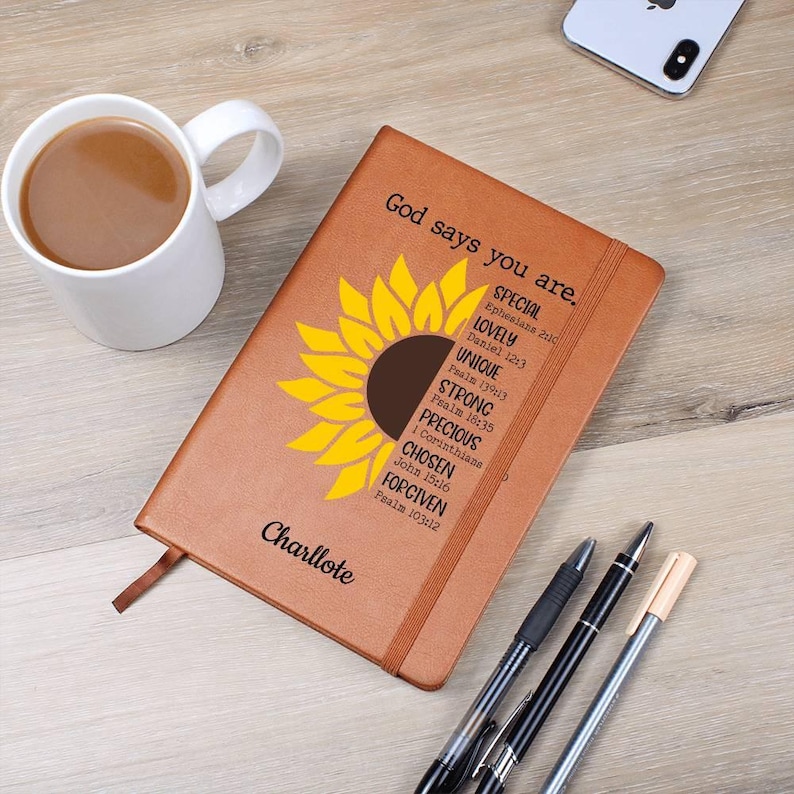 Dio dice che sei un diario in pelle personalizzato con girasole, diario con versi della Bibbia, regali per donne cristiane, diario di preghiera, diario devozionale immagine 2