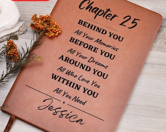 Może przedstawiać: Brązowy skórzany notatnik z tekstem "Chapter 25" i inspirującymi frazami. Imię "Jessica" jest wygrawerowane na dole. Czerwony prostokąt w lewym górnym rogu głosi "BEZPŁATNA PERSONALIZACJA NA DOWOLNY ROK."