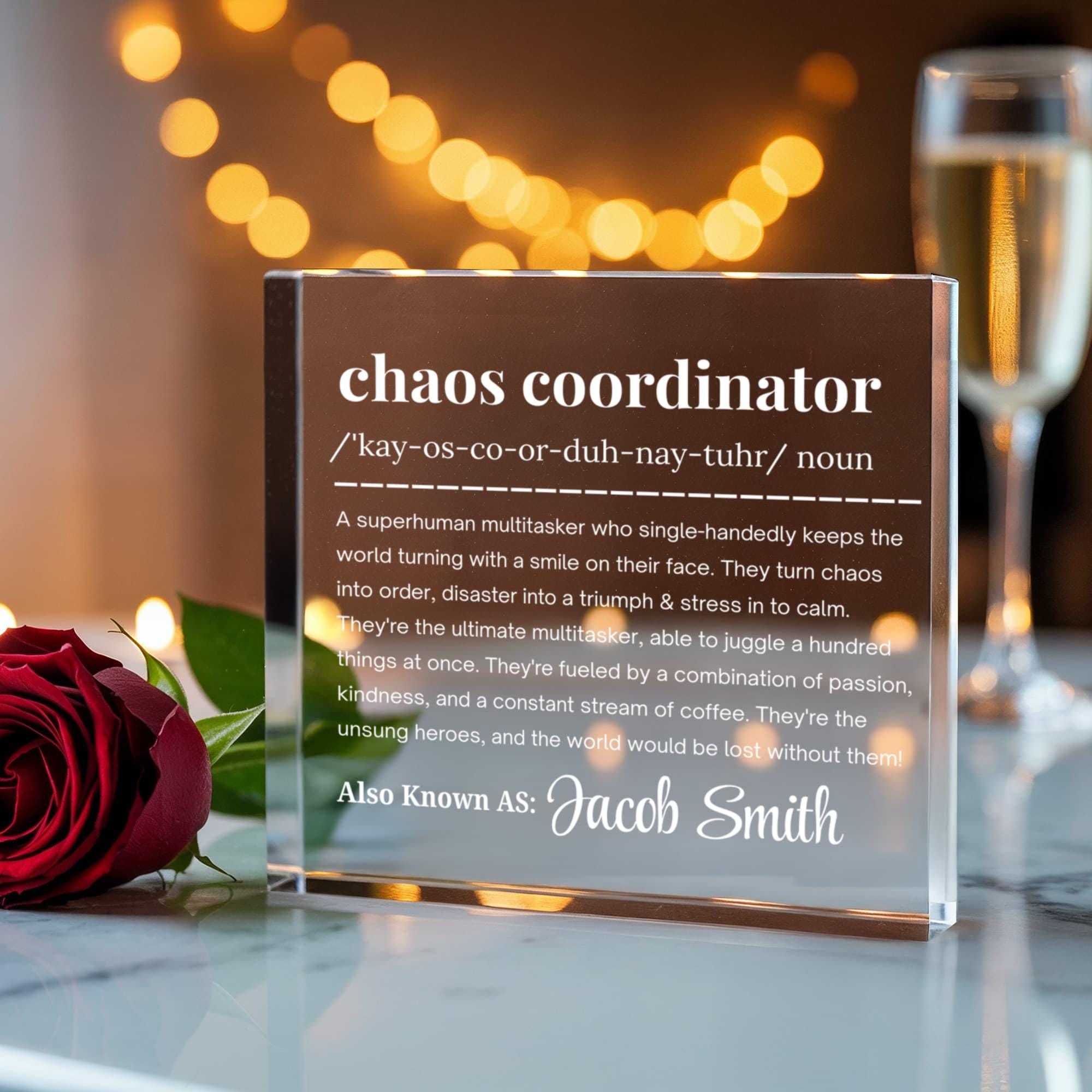 Chaos Manager Targa In Acrilico Con Supporto Legno - 10x10 Cm - Regalo Divertente Per Capo, Collega, Lady Boss - Idea Regalo Di Ringraziamento O Pensionamento