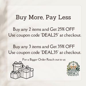 Pu&ograve; includere: Sfondo bianco con testo: "Buy More, Pay Less". Offerte di sconti: Acquista 2 articoli, ottieni il 25% di sconto con il codice DEAL25; Acquista 3 articoli, ottieni il 35% di sconto con il codice DEAL35. Include illustrazioni di confezioni regalo e un logo.