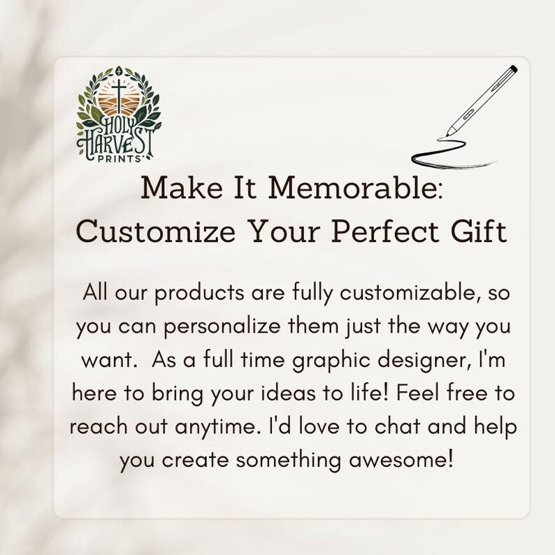 Pu&ograve; includere: Sfondo bianco con testo: "Make It Memorable: Customize Your Perfect Gift". Include un logo e un disegno di una penna. Il testo indica che i prodotti sono completamente personalizzabili.