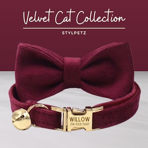 Peut inclure: Collier pour chat en velours bordeaux avec un nœud papillon assorti et une clochette dorée. Le collier comporte une plaque de nom dorée sur laquelle est inscrit "WILLOW 214-555-7647".