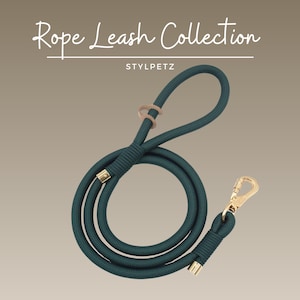 Pode incluir: Uma trela de corda verde-escura com acessórios dourados e um anel bege. O texto "Rope Leash Collection" e "STYLPETZ" está escrito em itálico.