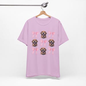 Camiseta de mamá Golden Retriever, camiseta de San Valentín para amantes de los perros, linda camiseta con gráfico de perro con lazo rosa, adorable regalo de retriever para mujeres, ropa para mamás de mascotas imagen 5