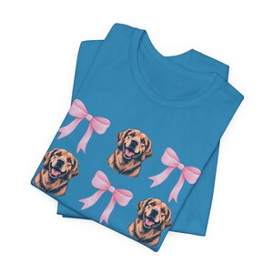 Camiseta de mamá Golden Retriever, camiseta de San Valentín para amantes de los perros, linda camiseta con gráfico de perro con lazo rosa, adorable regalo de retriever para mujeres, ropa para mamás de mascotas imagen 3