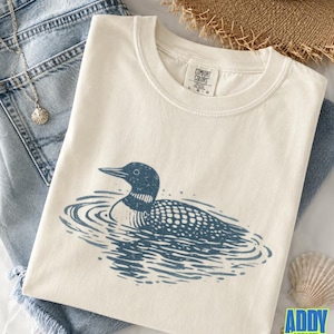 Camiseta con estampado de somormujo, camiseta con estampado de vida silvestre, camiseta con estampado de vida lacustre, regalo para amantes de la naturaleza, camiseta de colores cómodos imagen 2