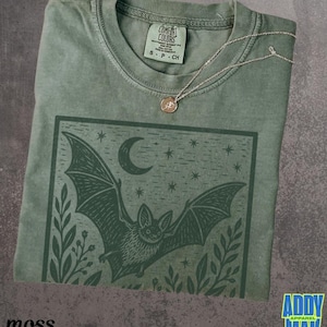 Camiseta con estampado de murciélago en linóleo, camiseta vintage con murciélago del bosque, camiseta de naturaleza estilo cottagecore, gráfico de luna gótica, camiseta de fauna silvestre Comfort Colors, regalo de arte popular