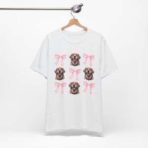 Camiseta de mamá Golden Retriever, camiseta de San Valentín para amantes de los perros, linda camiseta con gráfico de perro con lazo rosa, adorable regalo de retriever para mujeres, ropa para mamás de mascotas imagen 7