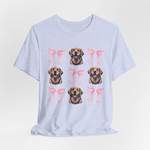 Camiseta de mamá Golden Retriever, camiseta de San Valentín para amantes de los perros, linda camiseta con gráfico de perro con lazo rosa, adorable regalo de retriever para mujeres, ropa para mamás de mascotas imagen 4
