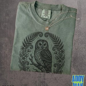 Camiseta vintage de búho, camiseta de búho botánico con linograbado, camiseta con gráfico de búho del bosque, camiseta con temática natural de estilo cottagecore