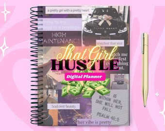 Pode incluir: Um planejador digital rosa e branco com o texto "That Girl Hustle" e "Digital Planner" na capa. A capa também apresenta imagens de dinheiro, um carro e uma mulher. O planejador é espiral.