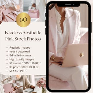 Puede incluir: Fotos de archivo estéticas rosas con el número 60 en un círculo dorado. La imagen incluye a una persona usando una computadora portátil rosa, un bolso rosa y varios otros accesorios rosas. El texto en la imagen incluye "Faceless Aesthetic Pink Stock Photos".